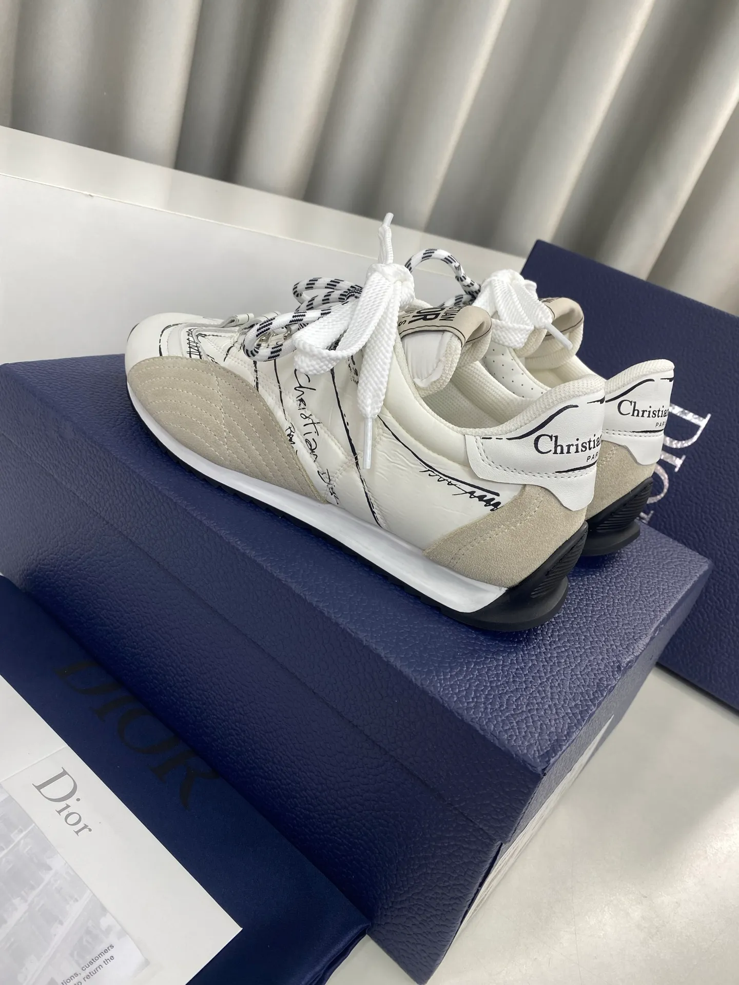 👟👟Ex-factory price 560👟👟 Men's size +10 Dior Dior D-Sketch series graffiti moral shoes casual sports shoes ☑️ D-Sketch sports shoes made a wonderful appearance at the Dior 2025 spring and summer ready-to-wear series show, highlighting the classic retro aesthetics. Crafted from white nylon and calf leather, it's finished with a printed logo inspired by the shoe's production stages, with beige suede calf leather panels and double laces. A handwritten Christian Dior Paris signature adorns the sides, while a Christian Dior Paris signature panel and plaque adorn the heel and tongue. Paired with two-color thin rubber soles, they are more refined and can add high-end temperament to various casual looks. Exquisite packaging at the delivery counter🛍📦 ▪️Fabric: Original customized cowhide/graffiti ▪️Inner foot pads: Breathable mesh ▪️Sole: Original molded non-slip rubber outsole ▪️Sole thickness: 2CM ▪️Size: 35-45 (45 for women and 45 for men, customization is not returnable)